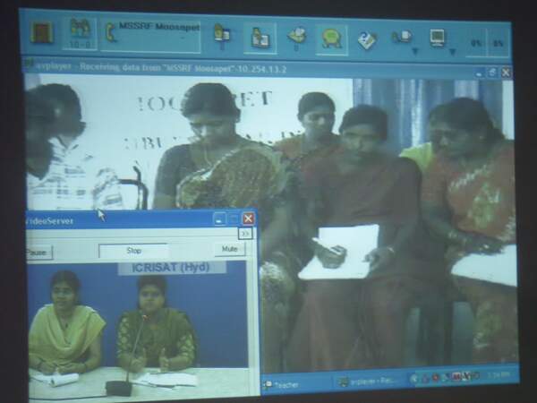 Capture d'écran d'une vidéoconférence entre les chercheurs de l'ICRISAT et les femmes de Kothapally, à Addakal Mandal, Andhra Pradesh, en Inde