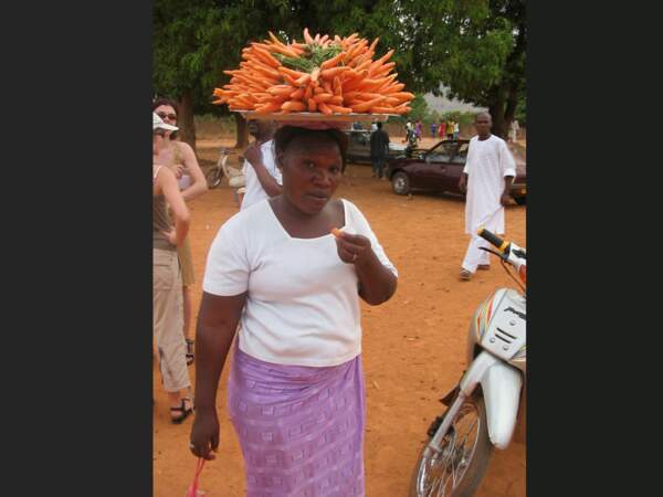Cette femme de Kati, au Mali, porte un plateau de carottes (ketmias).