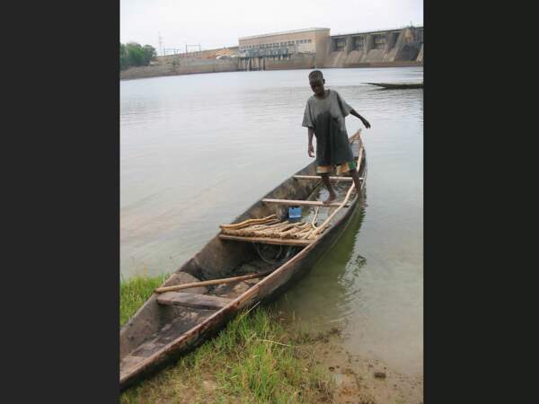 Un jeune homme et sa pirogue, au bord du fleuve Niger, au Mali. 