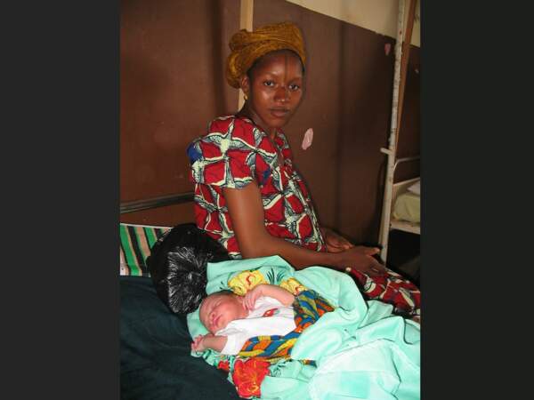 Le bébé de cette jeune femme a pris son temps avant de montrer le bout de son nez, au dispensaire de Kati, au Mali.