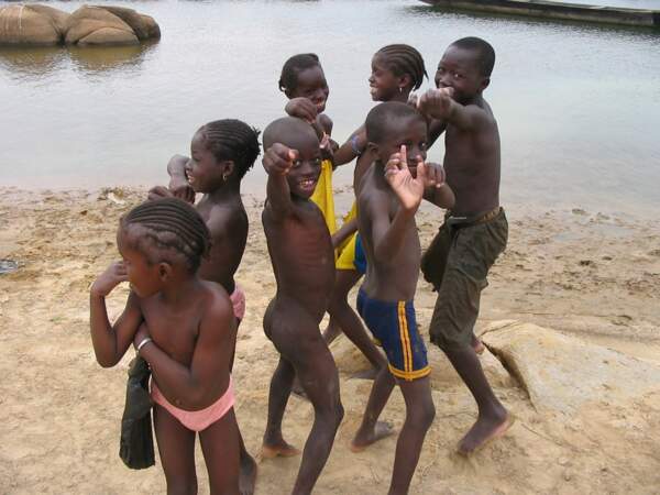 Des enfants jouent sur les berges du fleuve Niger, au Mali.
