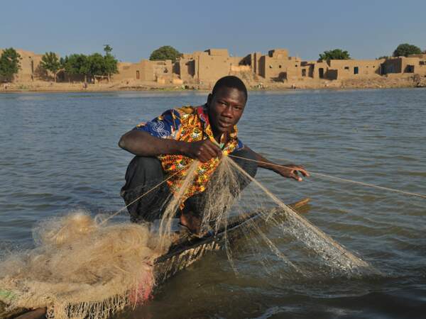 Filet au mètre sur le fleuve Niger, à Djenné, au Mali