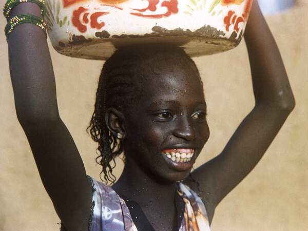 Jeune-fille faisant la vaisselle, Mali