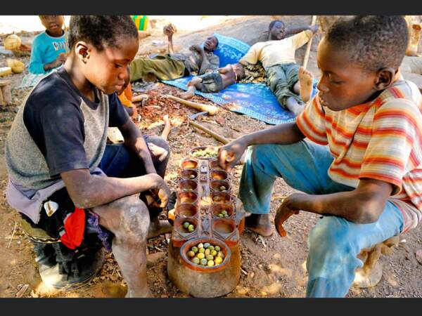 Ces deux jeunes garçons de Yendouma (Mali) jouent à l'awalé.