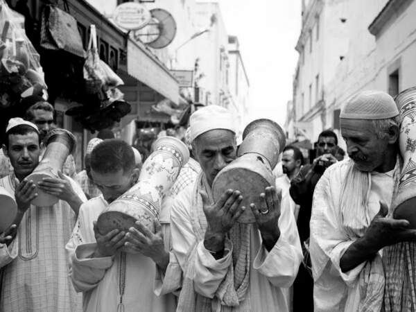 Les Hamadcha jouent leur musique dans les rues d'Essaouira, au Maroc.