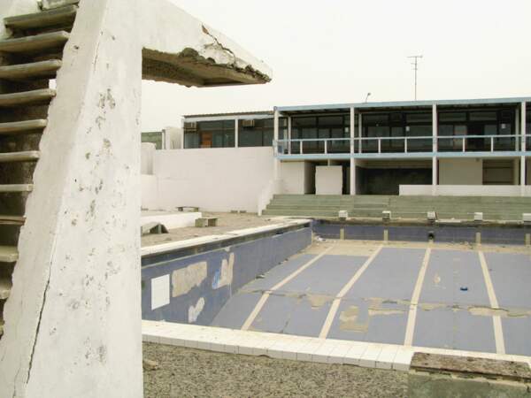 Les ruines de la piscine d’un hôtel abandonné à Cansado, sur la pointe de Nouadhibou, en Mauritanie.