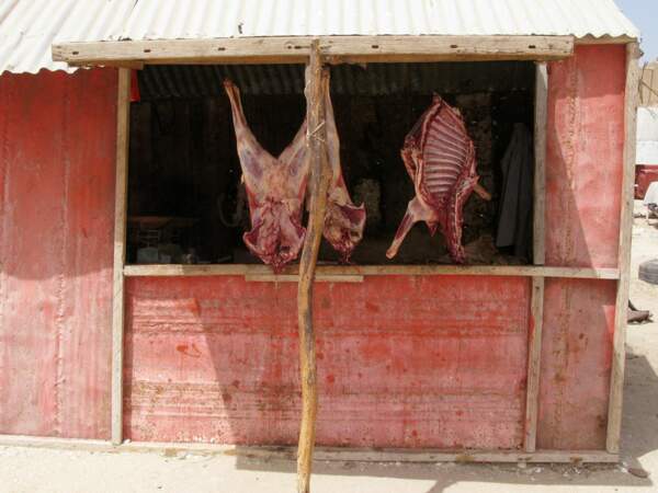 Un étal de viande dans un kebbé de Nouakchott, en Mauritanie.