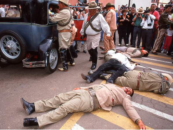 Reconstitution : les corps des révolutionnaires sont étendus sur la chaussée à Hidalgo del Parral (Mexique).