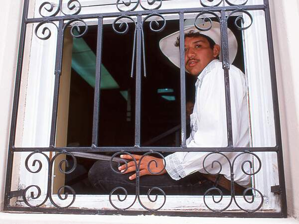 Le tueur attend Pancho Villa à une fenêtre de Hidalgo del Parral (Mexique).