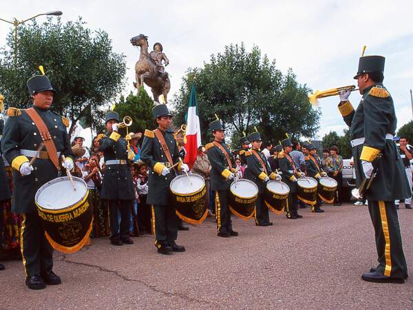 La fanfare joue l'hymne national mexicain en hommage à Pancho Villa, à Hidalgo del Parral (Mexique).