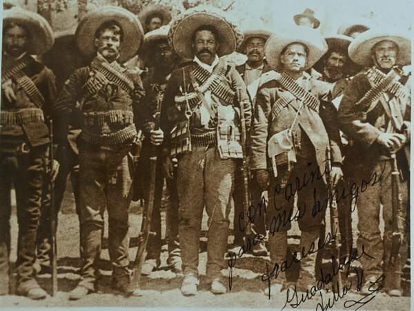 Cette photo d'époque montre Pancho Villa entouré de ses hommes (Mexique).
