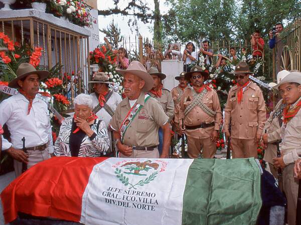 Recueillement devant le cercueil du général Francisco Villa à Hidalgo del Parral (Mexique).
