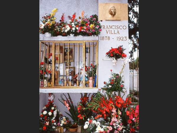 La tombe, très fleurie, de Pancho Villa à Hidalgo del Parral (Mexique).