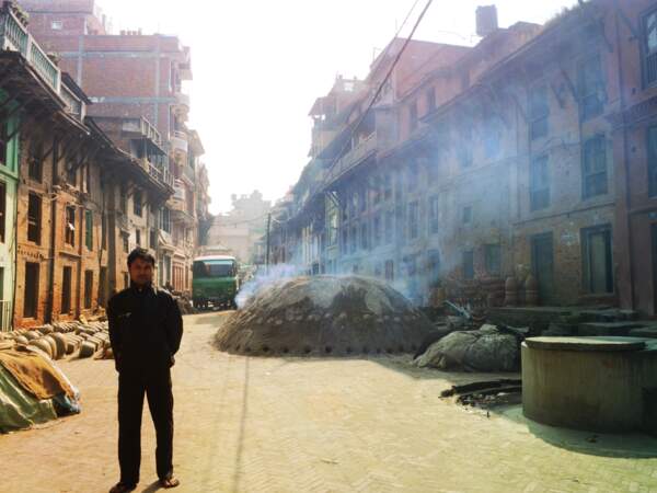 Dans les rues de Bhaktapur, capitale de la poterie au Népal