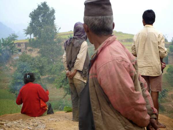 Des habitants attendent le retour des paysans, à Chiuri Karka, au Népal