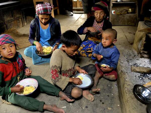 Les enfants déjeunent de purée de maïs, au Népal