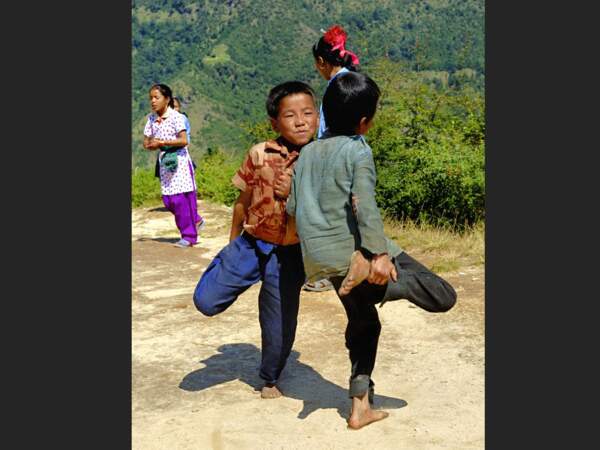 Deux enfants jouent au bhalekheleko, au Népal