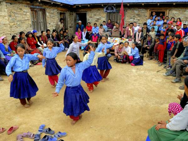 Les élèves présentent une danse folklorique, au Népal