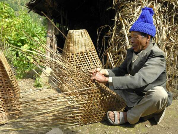 La fabrication du doko, au Népal