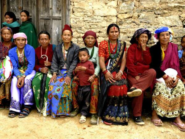 Les ethnies auxquelles appartiennent ces femmes sont repérables à leurs vêtements (Népal)