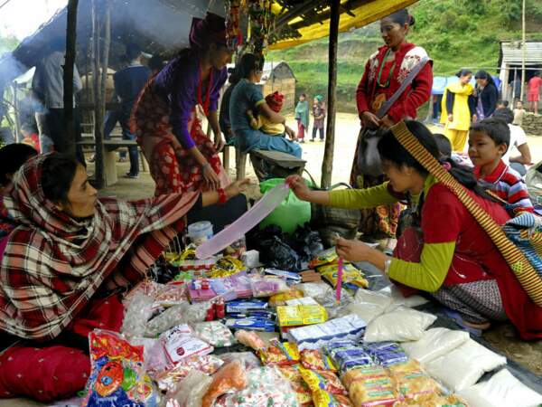 Les exposants, au Népal, vendent des articles introuvables