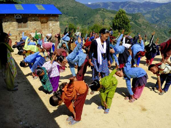 Les enfants exécutent leurs exercices de gymnastique, au Népal