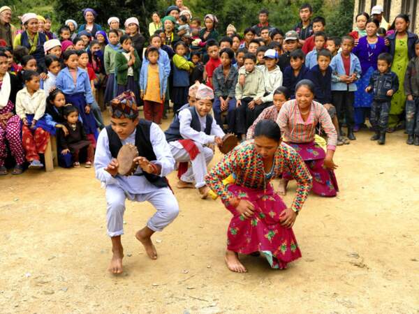 Danse traditionnelle exécutée par de jeunes Tamangs, au Népal