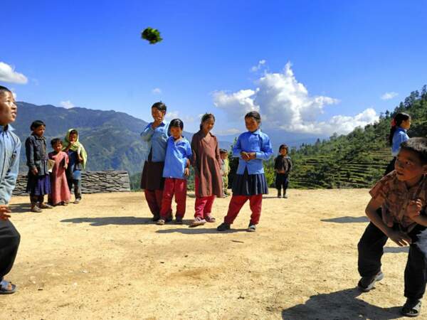 Les enfants jouent dans la cour de récréation, au Népal