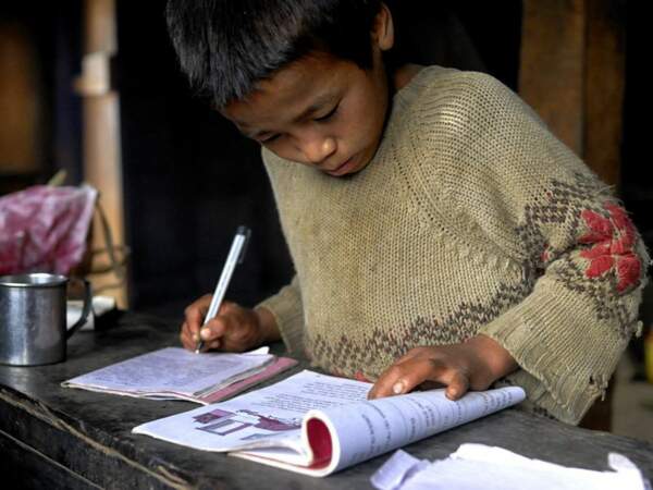Ngima étudie chez lui, au Népal