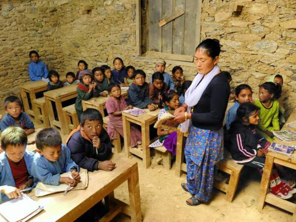 L’institutrice de Chepté dans une classe, au Népal