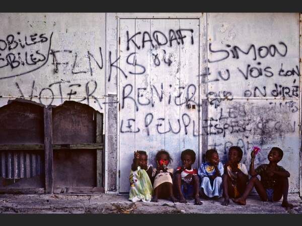 Enfants et graffitis à Ouvéa, en Nouvelle-Calédonie.