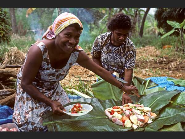Préparation du bougna, un plat traditionnel kanak, en Nouvelle-Calédonie.