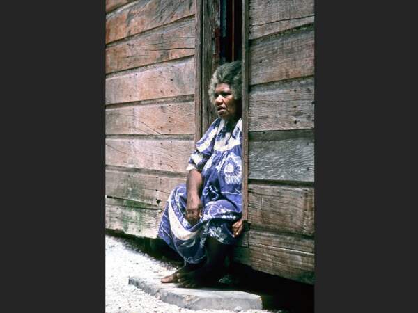 Vieille dame kanak à Ouvéa, en Nouvelle-Calédonie.