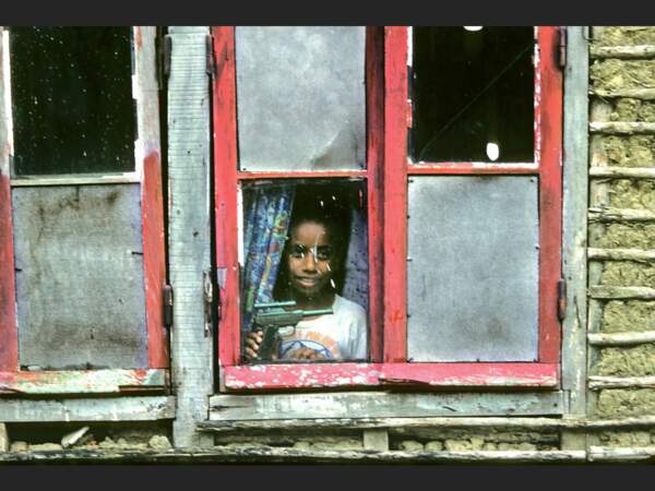 Un enfant kanak dans sa maison, près de Nouméa, en Nouvelle-Calédonie.