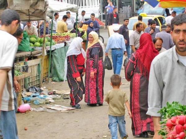 Discussion au marché de Ramallah