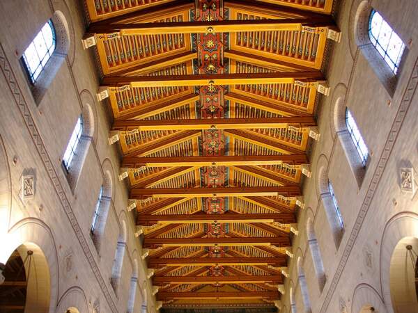 L'église Saint-Pierre-de-Montrouge, à Paris, possède une très belle charpente en bois. 