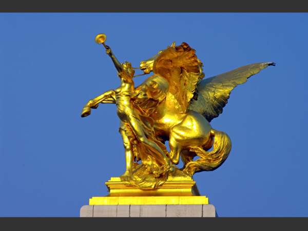 Statue du pont Alexandre III, à Paris.