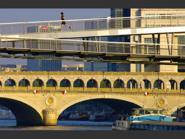 La passerelle Simone de Beauvoir et le pont de Bercy, à Paris.