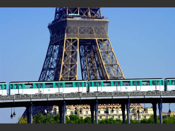 Deux icônes de la ville de Paris : la tour Eiffel et le métropolitain.