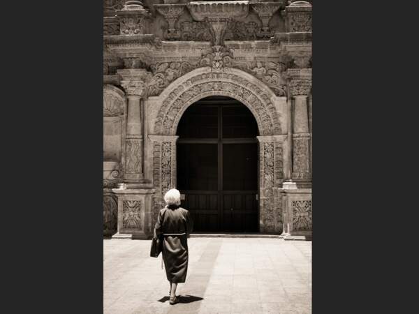 Une fidèle se rend à la Iglesia de la Compañia, symbole de la richesse architecturale coloniale d'Arequipa, au Pérou.