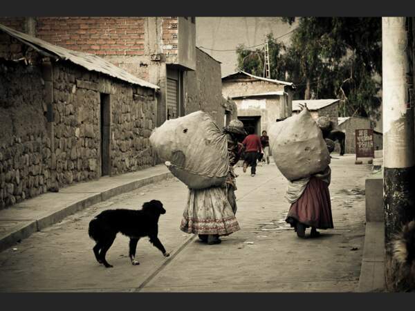 Deux villageoises chargées de lourds fardeaux, à Cabanaconde (Pérou).