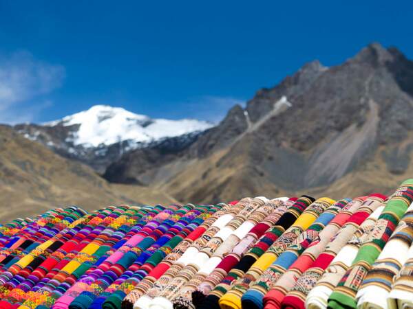 Le soleil et l'altitude ne découragent pas les vendeuses d'artisanat, sur la route du lac Titicaca (Pérou).