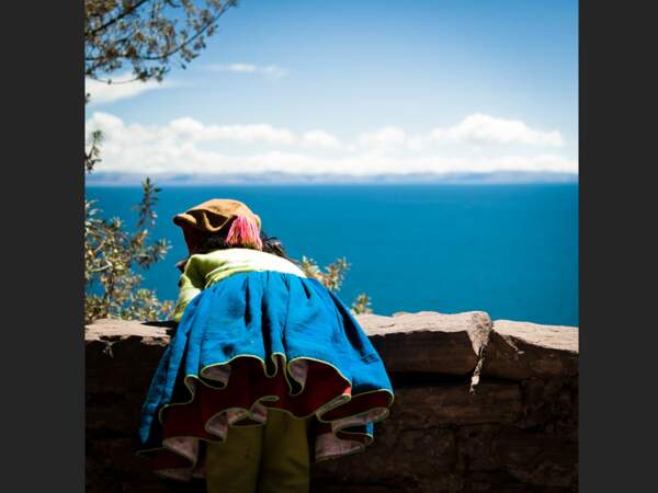 La tenue de cette petite fille est assortie au bleu du lac Titicaca, sur l'île de Taquile (Pérou).