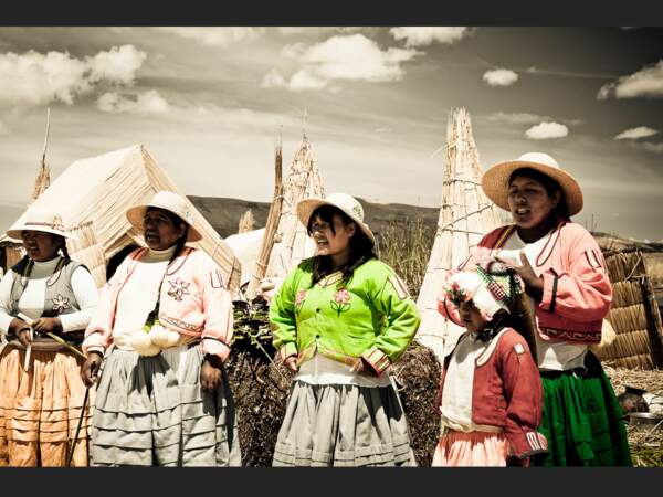 Des femmes interprètent une chanson traditionnelle en quechua sur l'une des îles de Los Uros, sur le lac Titicaca (Pérou).