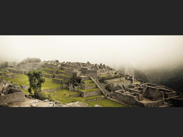 La brume matinale découvre peu à peu le Machu Picchu, au Pérou.