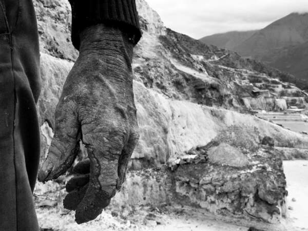 Cicatrices de l’effort sur la main d’un travailleur des salines de Maras, au Pérou