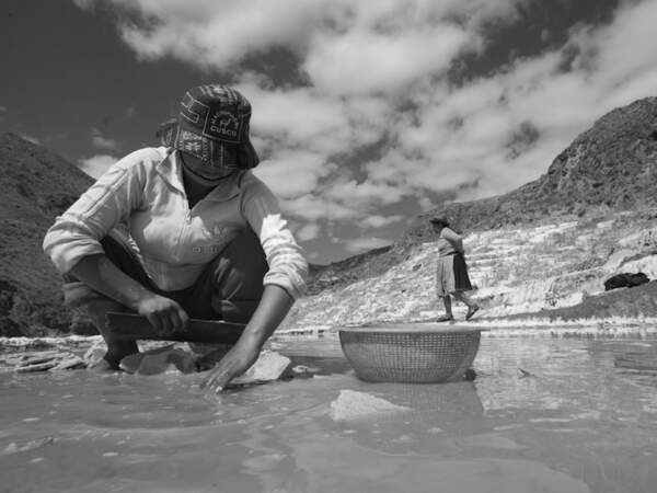 Dernière étape de la récolte de sel dans les salines de Maras, au Pérou