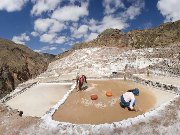 Processus de cristallisation du sel dans les salines de Maras, au Pérou