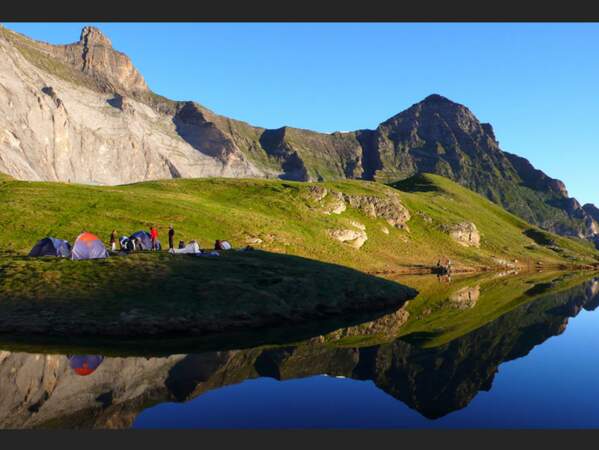 Au matin dans le cirque de Barroude, le lac reflète les pics de la Gela et de Gerbats (Pyrénées).