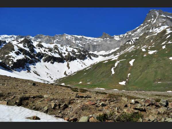 Au printemps, la fonte des neiges provoque une série d'avalanches et engendre de nombreux ruisselets dans la vallée de la Gela (Pyrénées).